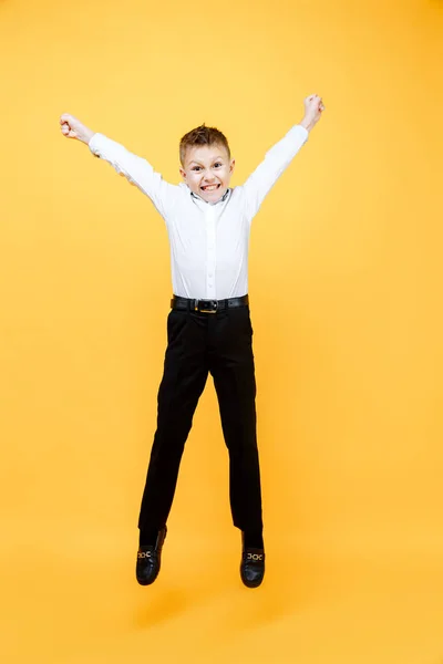 Gelukkig schooljongen springen van vreugde. Geluk, activiteit en kind concept. — Stockfoto