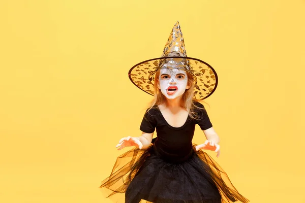 Menina em traje de bruxa halloween — Fotografia de Stock