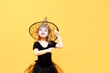 Küçük kız Cadılar bayramında dalgın cadı olmak