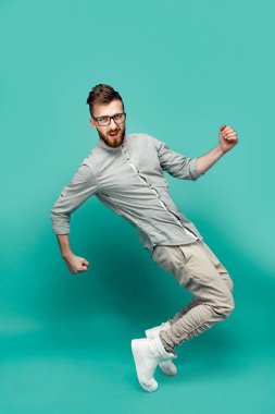 Dans gözlük yakışıklı genç