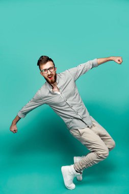 Dans gözlük yakışıklı genç