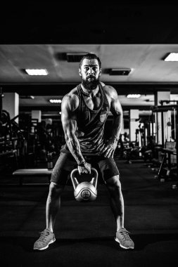 Fitness Kettlebells salıncak egzersiz adam egzersiz vasıl jimnastik salonu