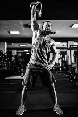 Fitness Kettlebells salıncak egzersiz adam egzersiz vasıl jimnastik salonu