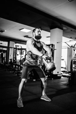 Fitness Kettlebells salıncak egzersiz adam egzersiz vasıl jimnastik salonu