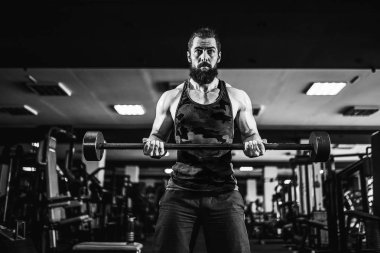 Halter salonunda ile çalışmaları yapan kaslı vücut geliştirmeci adam