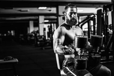 Spor salonunda kameraya poz güçlü adam büyük kaslı