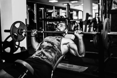 spor olarak bench press çalışma yaparken yakışıklı genç