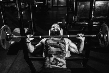 spor olarak bench press çalışma yaparken yakışıklı genç
