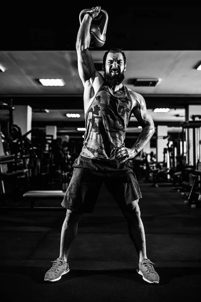 Fitness Kettlebells columpio ejercicio de hombre ejercicio en el gimnasio — Foto de Stock