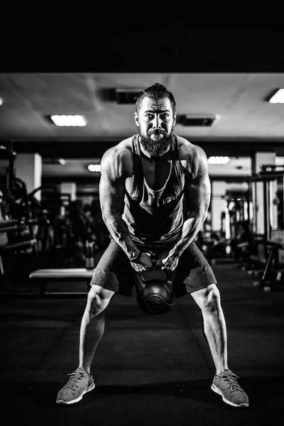 Fitness Kettlebells swing exercice homme séance d'entraînement au gymnase — Photo