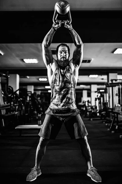 Fitness Kettlebells salıncak egzersiz adam egzersiz vasıl jimnastik salonu