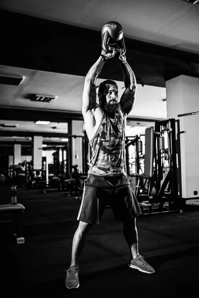 Fitness Kettlebells salıncak egzersiz adam egzersiz vasıl jimnastik salonu