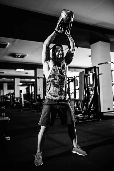 Fitness Kettlebells salıncak egzersiz adam egzersiz vasıl jimnastik salonu