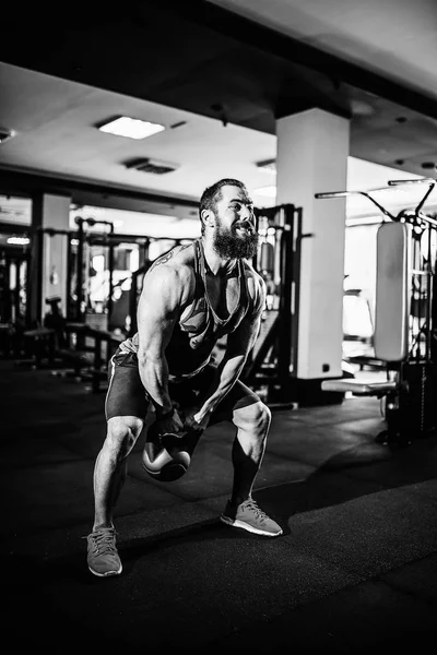 Γυμναστήριο Kettlebells swing άσκηση άνθρωπος προπόνηση στο γυμναστήριο — Φωτογραφία Αρχείου