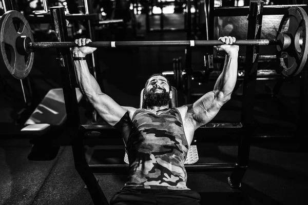 Spor olarak bench press çalışma yaparken yakışıklı genç — Stok fotoğraf