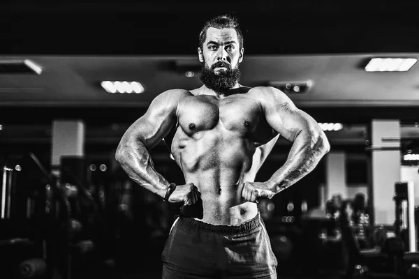 Αθλητής άνθρωπος μυϊκή bodybuilder που θέτουν στο γυμναστήριο. — Φωτογραφία Αρχείου