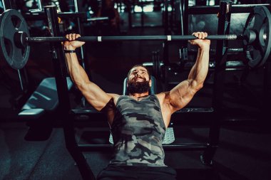 spor olarak bench press çalışma yaparken yakışıklı genç