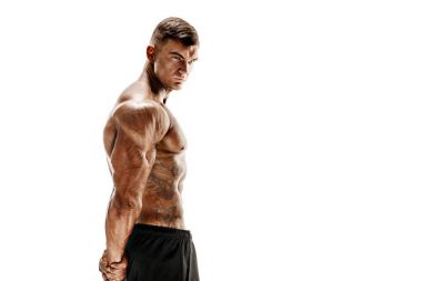 Beyaz arka planda poz veren kaslı süper yüksek seviye yakışıklı bir adam.