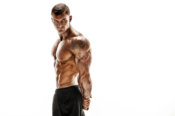 Muscular super-alto nível bonito homem posando no fundo branco — Fotografia de Stock