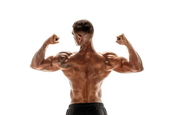 Testépítő mutatja a hát és a bicepsz izmok elszigetelt fehér background, személyes fitness edző. — Stock Fotó