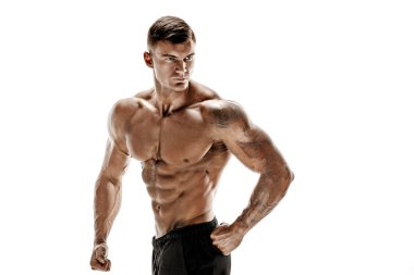 Beyaz arka planda poz veren kaslı süper yüksek seviye yakışıklı bir adam.