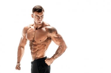 Beyaz arka planda poz veren kaslı süper yüksek seviye yakışıklı bir adam.