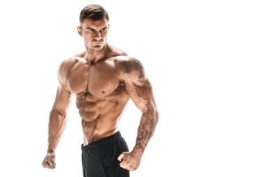 Beyaz arka planda poz veren kaslı süper yüksek seviye yakışıklı bir adam.