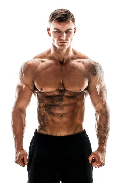 М'язистий супер-високий рівень красивий чоловік позує на білому тлі — стокове фото