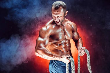 Güçlü adam halat boyu