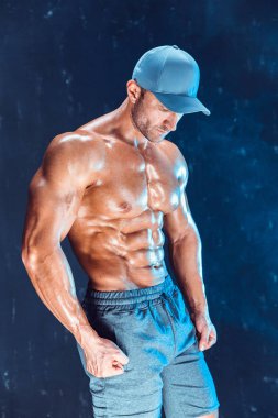 Gömleksiz vücut geliştirmeci adam