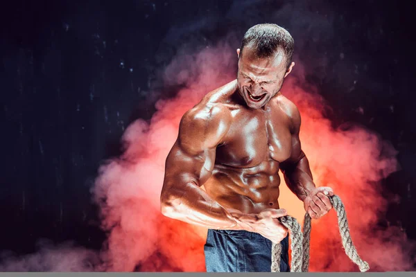 Hombre fuerte con cuerda — Foto de Stock