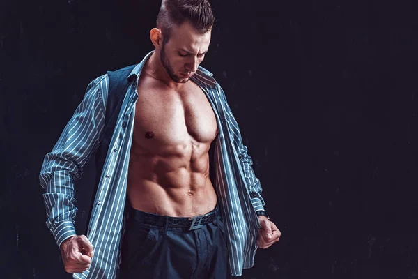 Yakışıklı erkek soyunma