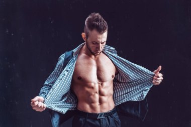 Yakışıklı erkek soyunma