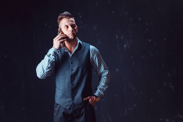 Стильный мужчина говорит по телефону — стоковое фото