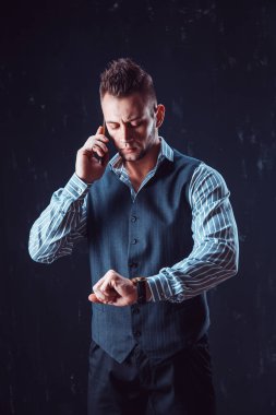 Şık adam konuşan telefon