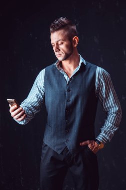 Şık adam konuşan telefon