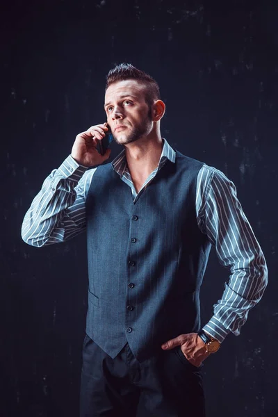 Homem elegante falando telefone — Fotografia de Stock