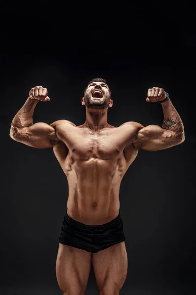 Gespierde man schreeuwend — Stockfoto