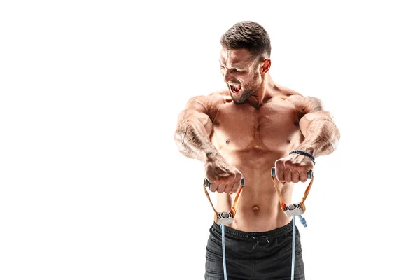 Muskelkräftiger Mann trainiert — Stockfoto