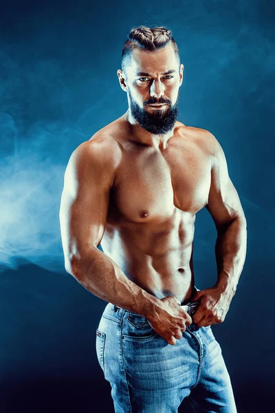 vücut geliştirmeci poz. Güzel sportif adam erkek güç.