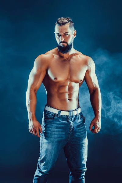 Bodybuilder posing. Beautiful sporty guy male power. — Stock Photo, Image