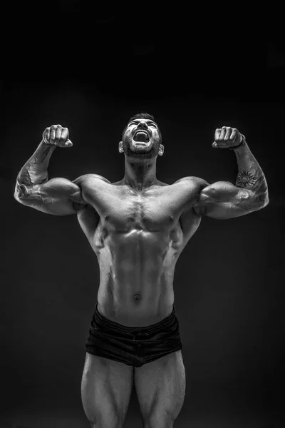 Muscular man screaming — Stock Photo, Image