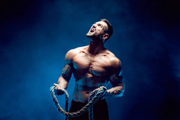 Människan tränar med rep — Stockfoto