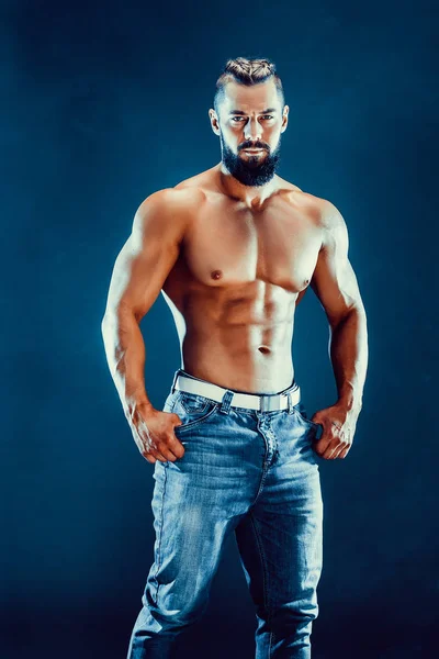vücut geliştirmeci poz. Güzel sportif adam erkek güç.