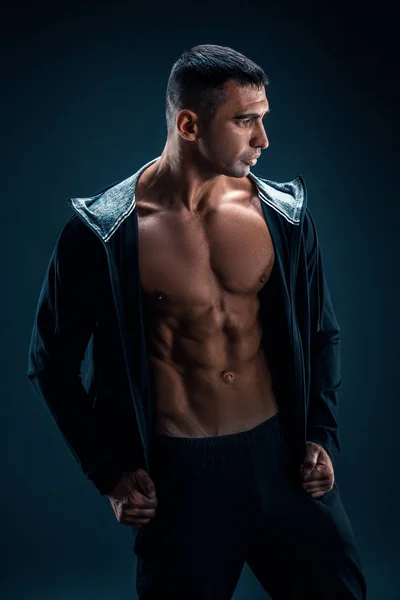 Atletik erkek fitness modeli gövde gösteren altı bohça abs. — Stok fotoğraf