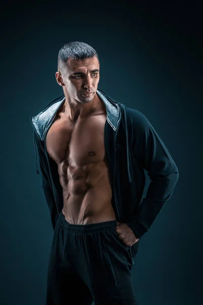 Atletik erkek fitness modeli gövde gösteren altı bohça abs. — Stok fotoğraf