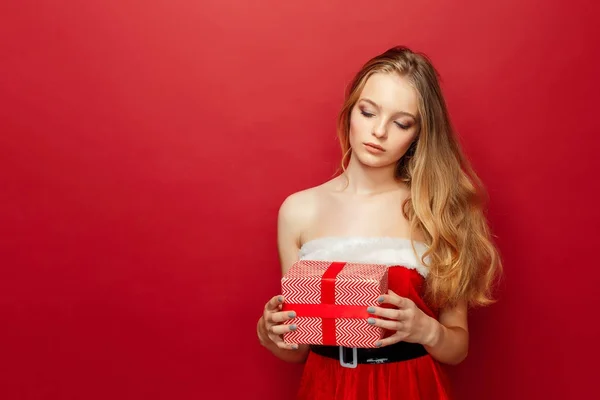 Красивая сексуальная девушка с рождественскими подарками — стоковое фото