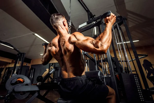 Bodybuilder Kuat Melakukan Latihan Berat Untuk Kembali — Stok Foto