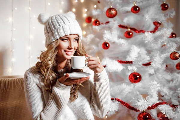 Gelukkig blond meisje met kerstcadeaus — Stockfoto