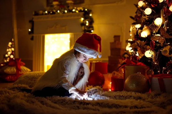 Fille avec tablette près de l'arbre de Noël — Photo